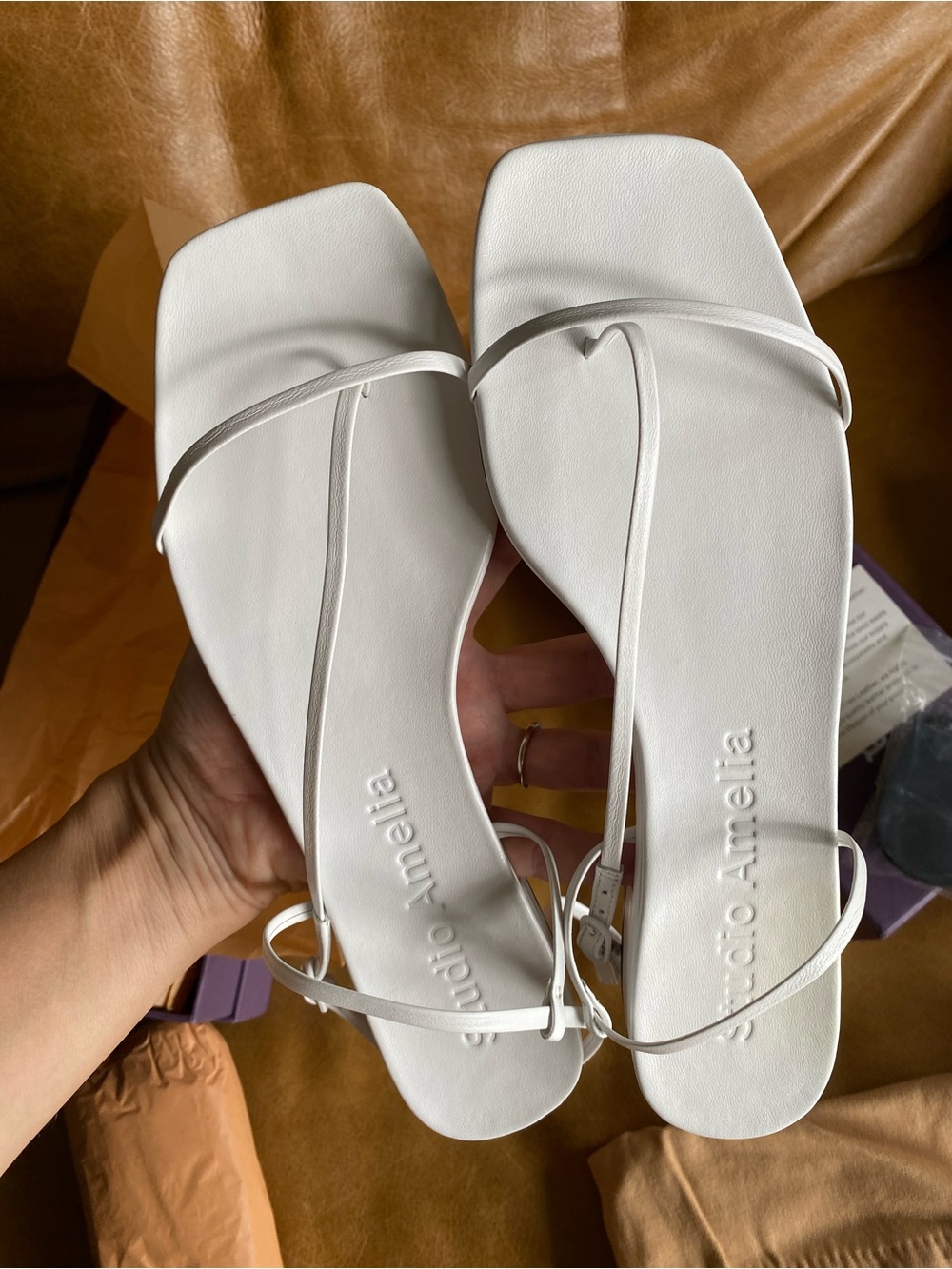 STUDIO AMELIA Cross Front Flat shoes strap sandals size 39 NEW white RETAIL $325